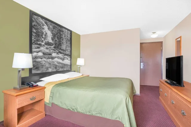 غرفة قياسية بسرير كوين، Super 8 By Wyndham Riverton 3/4