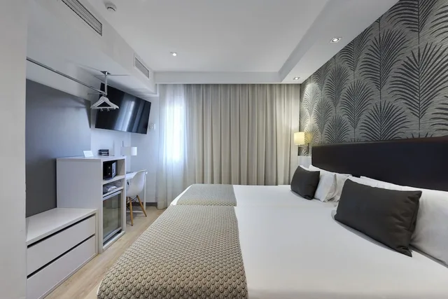 Room, Queen Bed, Balcony, Catalonia Castellnou 2/10