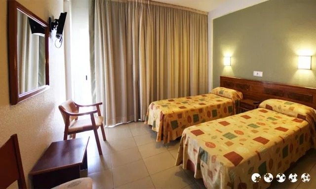 غرفة بسرير مزدوج أو سريرين منفصلين بإطلالة على المسبح، Hotel Joya 1/2