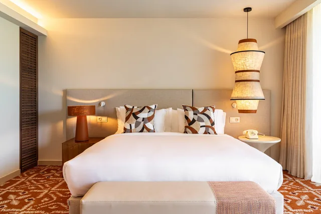 غرفة بريميوم عائلية بسرير كينج وسريرين منفصلين بإطلالة على الحديقة بحوض استحمام، Kimpton Atlântico Algarve, an IHG Hotel 3/6