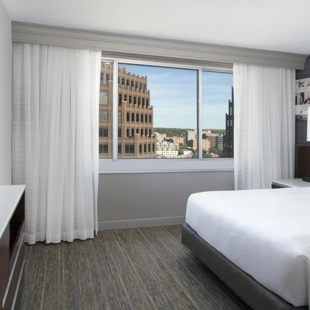 Room, 2 Queen Beds, High Floor, Concierge Level، Kansas City Marriott Country Club Plaza 3/7