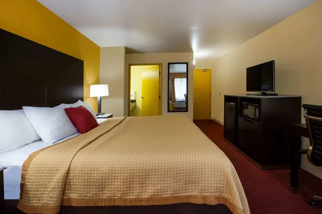 Deluxe, King Bed, Days Inn by Wyndham Donegal 1/1