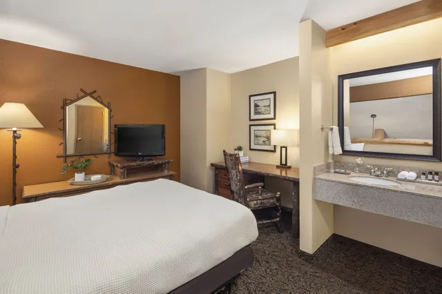 Loft, Suite, King and Queen Bed, Sofa, Kitchen، Grand Lodge Waterpark Resort 2/3