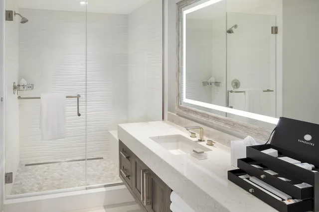 Suite, King Bed, Accessible, Sunsuites Villas at Sunseeker Resort, Curio by Hilton 4/5