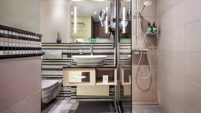 Renovated, King Bed, City View, Top Floor، Crowne Plaza Berlin City Centre Ku damm 4/4