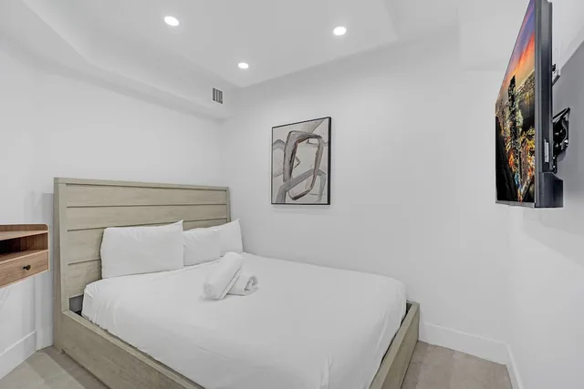 غرفة عصرية بسرير كينج وسرير بطابقين وسريرين كوين بإطلالة على البحر بـ4 غرف نوم، The Alexander All Suite Oceanfront Resort 2/5