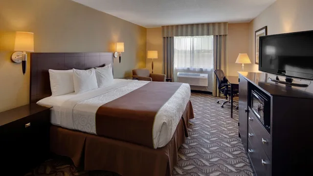 غرفة قياسية بسرير كينج لذوي الإعاقة، Best Western Pontiac Inn 2/6