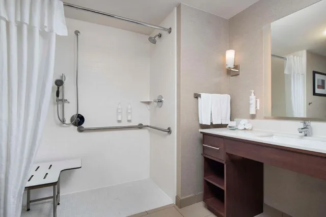 جناح استوديو بسرير كينج مع أريكة لذوي الإعاقة، Homewood Suites by Hilton Wallingford-Meriden 3/5