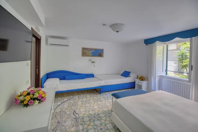 غرفة كلاسيكية رباعية بسرير مزدوج وسريرين منفصلين، Hotel Amalfi 4/10