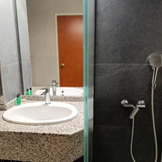 غرفة بسرير مزدوج أو سريرين منفصلين بإطلالة على البحيرة بشرفة، Metropol Hotel 9/10