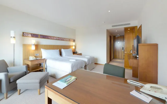 غرفة بريميوم بسريرين منفصلين بإطلالة على النهر، Vignette Collection Canary Riverside Plaza London by IHG 1/1