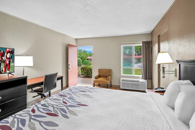 غرفة سوبيريور بسرير كينج بإطلالة على المسبح للمدخنين، Red Roof Inn Hot Springs 3/10