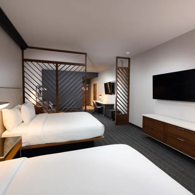 غرفة بسريرين كوين مع أريكة، Courtyard by Marriott Charlotte Waverly 1/2