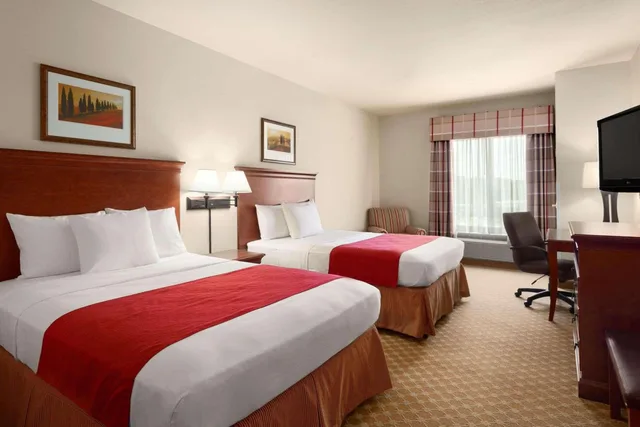 غرفة عائلية بسريرين كوين مع أريكة، Country Inn and Suites by Radisson Tifton GA 1/1