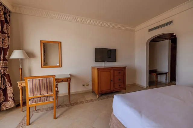 جناح بسرير فردي بإطلالة على البحر بشرفة بغرفة نوم واحدة، Continental Plaza Beach Resort 5/8