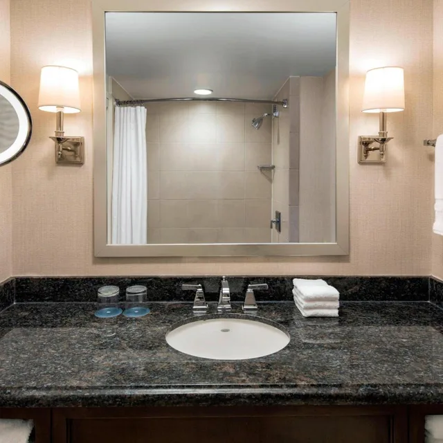 غرفة بسريرين كوين بإطلالة على المرفأ مع دخول صالة النادي، Sheraton Norfolk Waterside 5/6