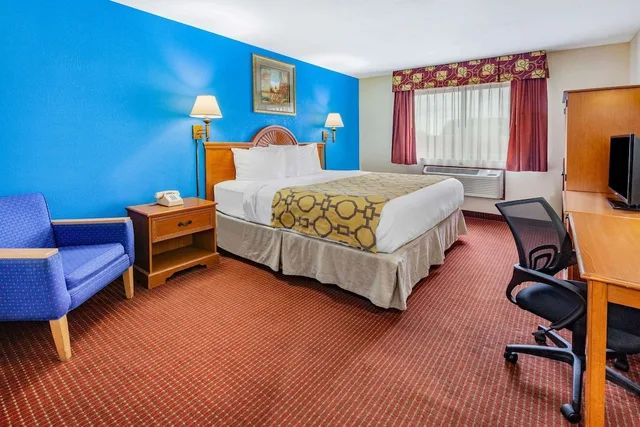 غرفة بسرير كينج لذوي الإعاقة، Baymont by Wyndham Perrysburg/Toledo 1/10