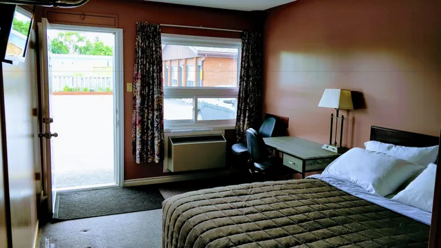 غرفة ديلوكس بسرير كوين بإطلالة على الفناء، Kings Inn Midland 1/1