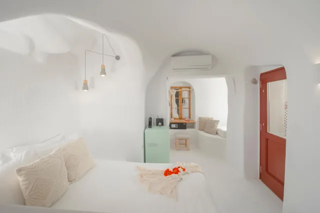 Cave, Junior Suite, 1 Double and 1 Single Bed, Indoor Jetted Tub، Nano Suites 3/3