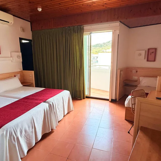 Room, Triple, Xaine Park 2/10