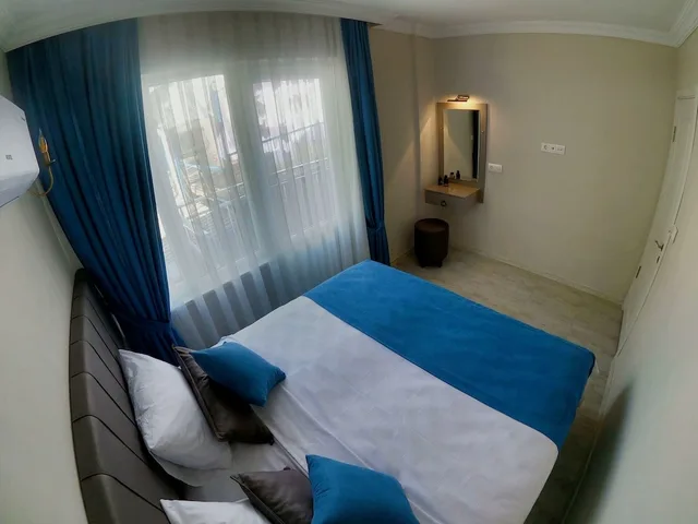 غرفة قياسية بسرير كوين مع أريكة، MirAlya Homes 2/3