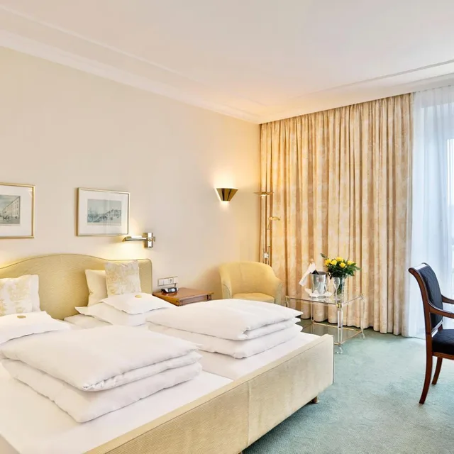 غرفة بسرير مزدوج بإطلالة على البحيرة، Bayerischer Hof 1/5