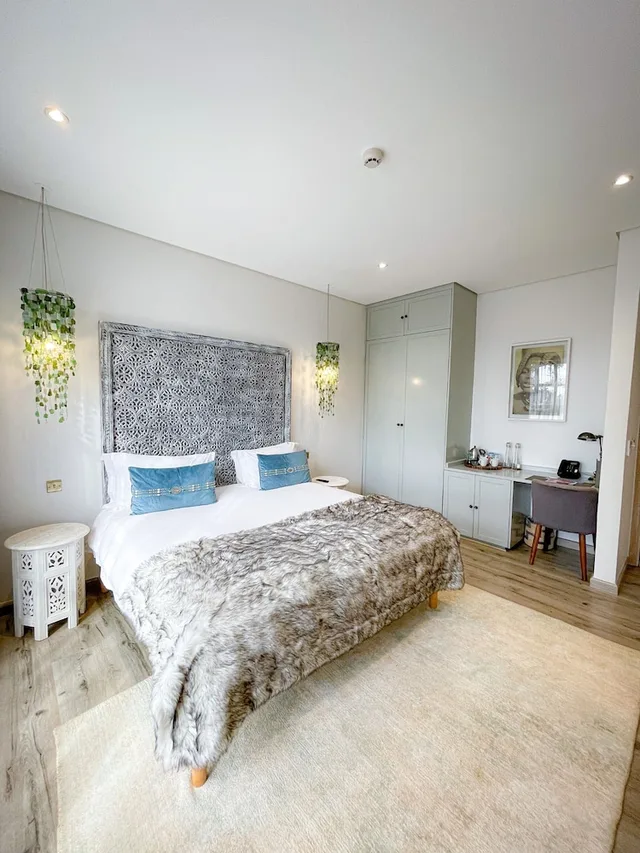 Executive, Twin Beds, Latitude 0 Degrees 1/4