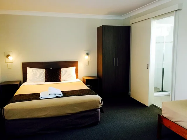 1 Bedroom, Family Suite, Lilac City Motor Inn 2/2