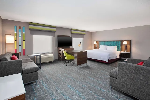 غرفة بسرير كينج مع أريكة بحوض استحمام لذوي الإعاقة، Hampton Inn Detroit/Utica-Shelby Township 1/3
