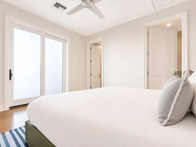 Adjoining, Apartment, 5 King Beds, 4 Queen Beds, 2 Sofa، Factors Row by Sextant 7/10