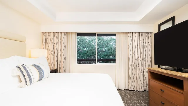 جناح بسرير كينج بإطلالة على الحديقة بغرفة نوم واحدة مع أريكة، Zachari Dunes on Mandalay Beach, Curio Collection by Hilton 1/4