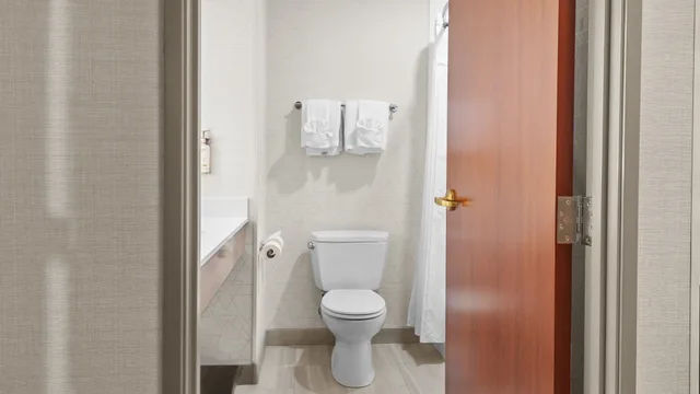 غرفة بسرير كينج لذوي الإعاقة، Holiday Inn Express Hotel And Suites Manchester Airport 3/5