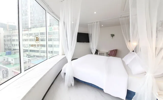 Panoramic, Queen Bed, Beach Front, Brown-Dot Songdo 2/6