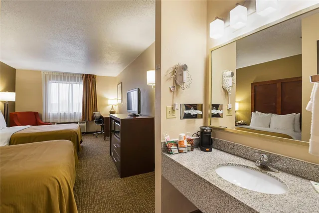 غرفة بسريرين مزدوجين، Quality Inn Waverly IA 6/7