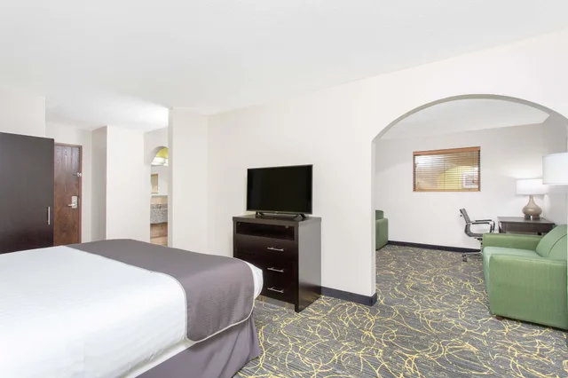 جناح بسرير كينج بحوض جاكوزي، AmericInn by Wyndham Delafield 4/10