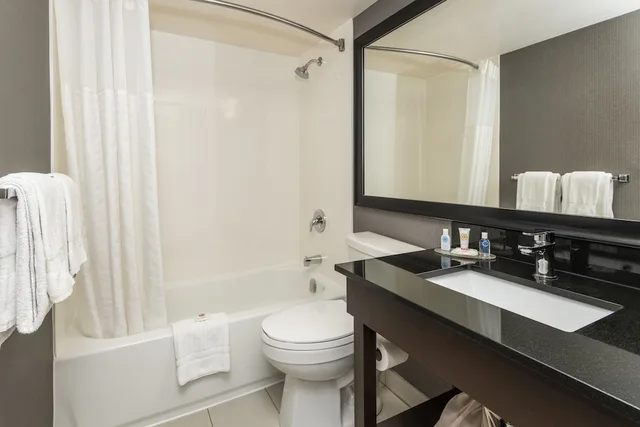 غرفة بسريرين كوين يُسمح فيها بالحيوانات الأليفة في الطابق الأرضي، Comfort Inn Cambridge - Highway 401 7/8