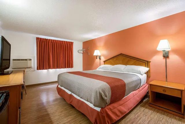 Room, King Bed, Motel6 Albert Lea, MN 2/10
