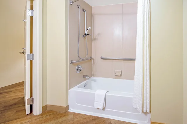 غرفة بسريرين كوين لذوي الإعاقة، La Quinta Inn & Suites by Wyndham Lawton / Fort Sill 3/3
