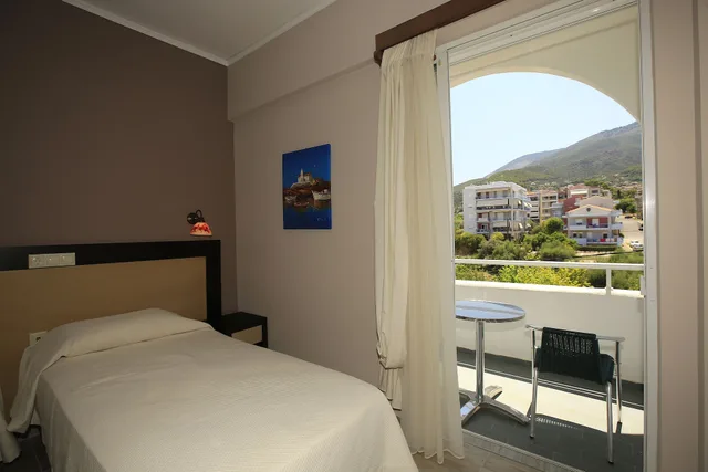 غرفة ثلاثية بسرير مزدوج وسرير فردي بإطلالة على المدينة، Kyparissia Beach 3/5