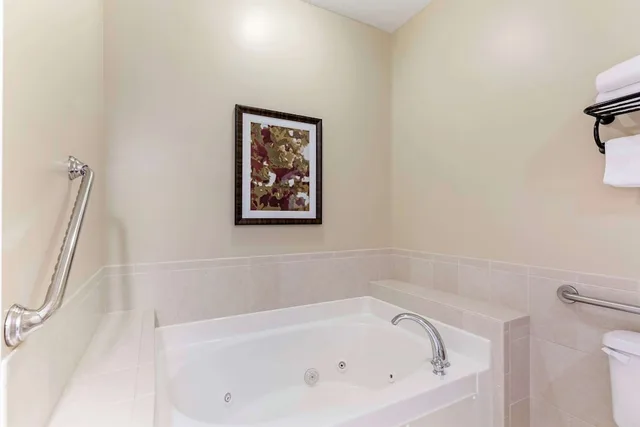 غرفة قياسية بسرير كينج مع أريكة بحوض جاكوزي، Best Western Plus Dutch Haus Inn And Suites 6/7