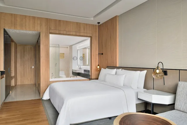 غرفة كلوب بسرير كينج بإطلالة على البحيرة، The Westin Mumbai Powai Lake (ex Renaissance Mumbai) 6/10