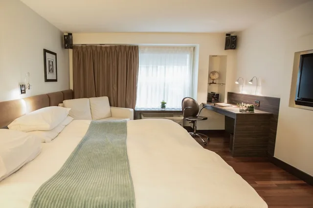 غرفة بسرير كينج بشرفة، Hotel Le Bonne Entente 1/1