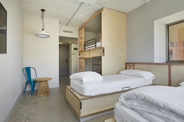 غرفة رباعية بأسرّة بطابقين بحمام خاص، Unite Hostel Barcelona 2/6