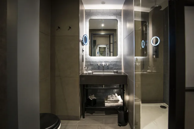 Junior Suite, King Bed, Clayton Hotel City of London 4/4