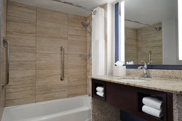 غرفة قياسية بسرير كينج، Nashville Airport Marriott 4/4