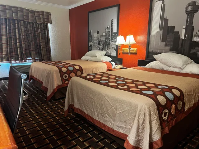 غرفة بسريرين كوين بحوض استحمام لذوي الإعاقة، Super 8 By Wyndham Brookshire Tx 4/10