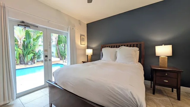 Queen Bed, Pool Side، Inn on the Drive 6/10