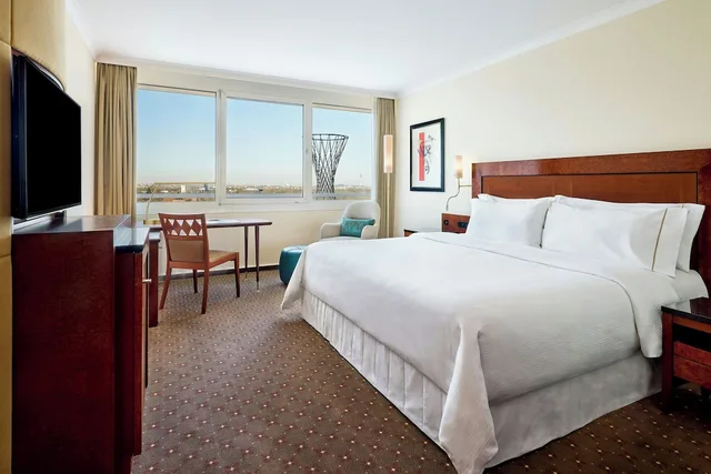 Deluxe, King Bed, The Westin Grand Munich 2/7