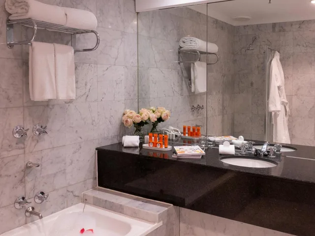 غرفة قياسية بسريرين كوين، The Hotel Windsor Melbourne 3/3