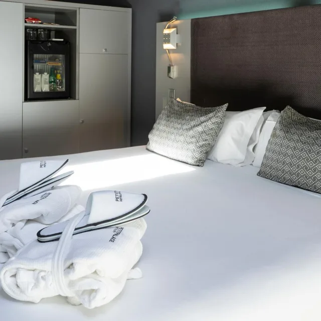 Room, Double Bed, Attic، Petit Palace Plaza Espana 5/7